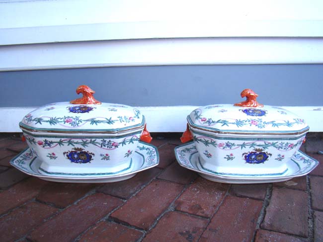 A pair of Chinese Export Porcelain Armorial style Tureens with undertrays, 20th century — image 3